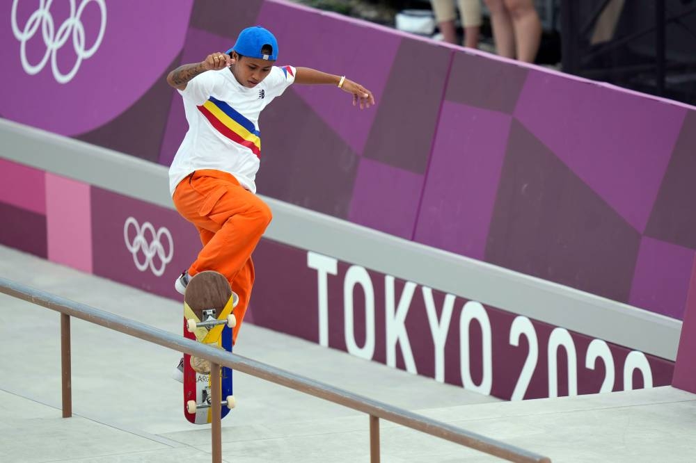 Margielyn Didal catches Tony Hawk’s attention. (Photo / Retrieved from The Manila Times)